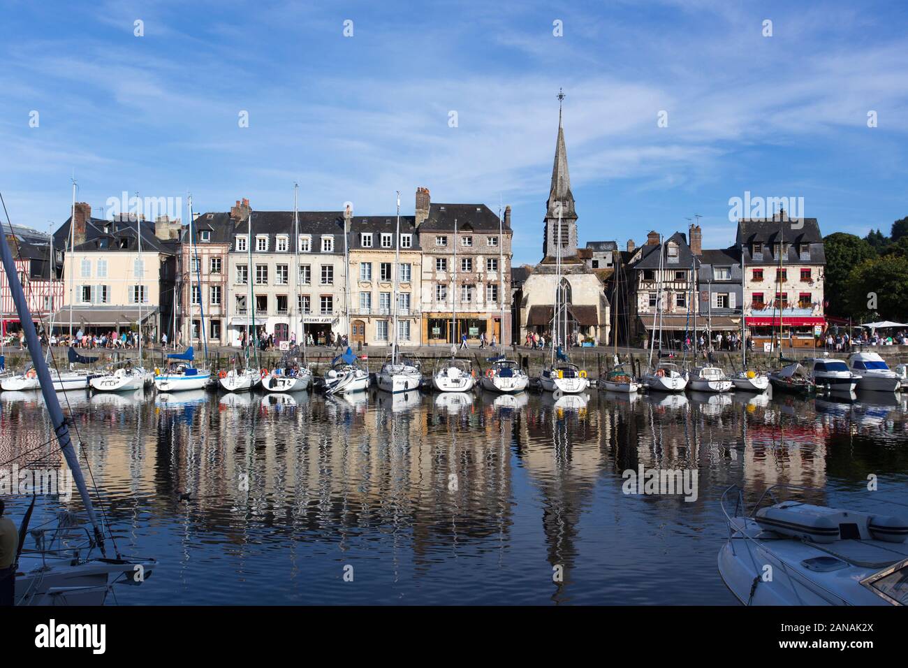 Honfleur, Frankreich - 13 August, 2016: Der alte Hafen von Honfleur, berühmt dafür, viele Male von Künstlern gemalt wurde, am 13. August 2016 in Honfleur, Fr Stockfoto