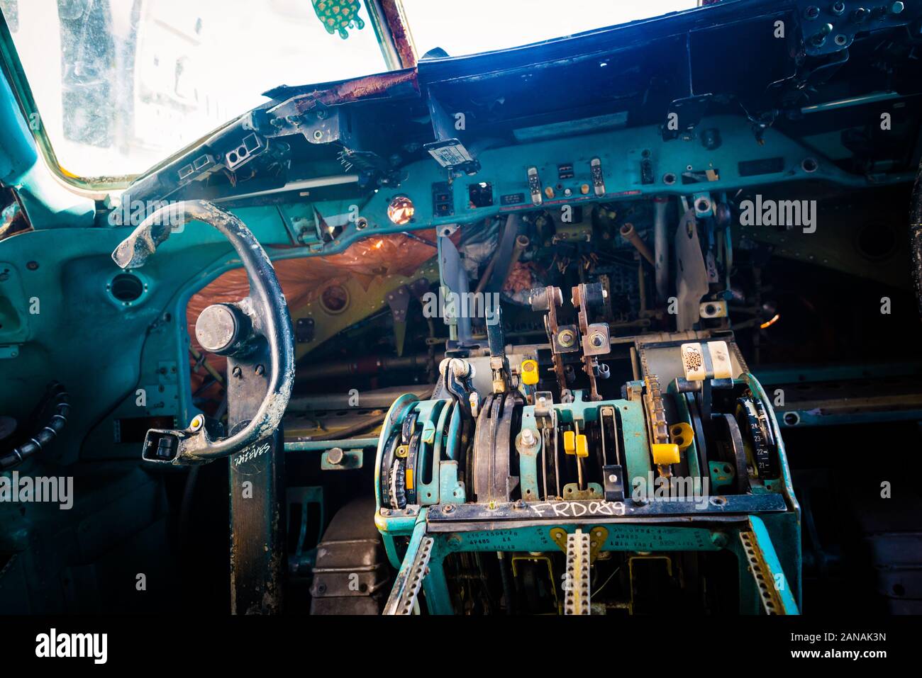Bangkok/Thailand-06 Dezember 2019: Bangkok Flugzeugraveyard, Cockpit-Detail aus Innenräumen eines zerbrochenen kommerziellen Flugzeugwracks. Stockfoto