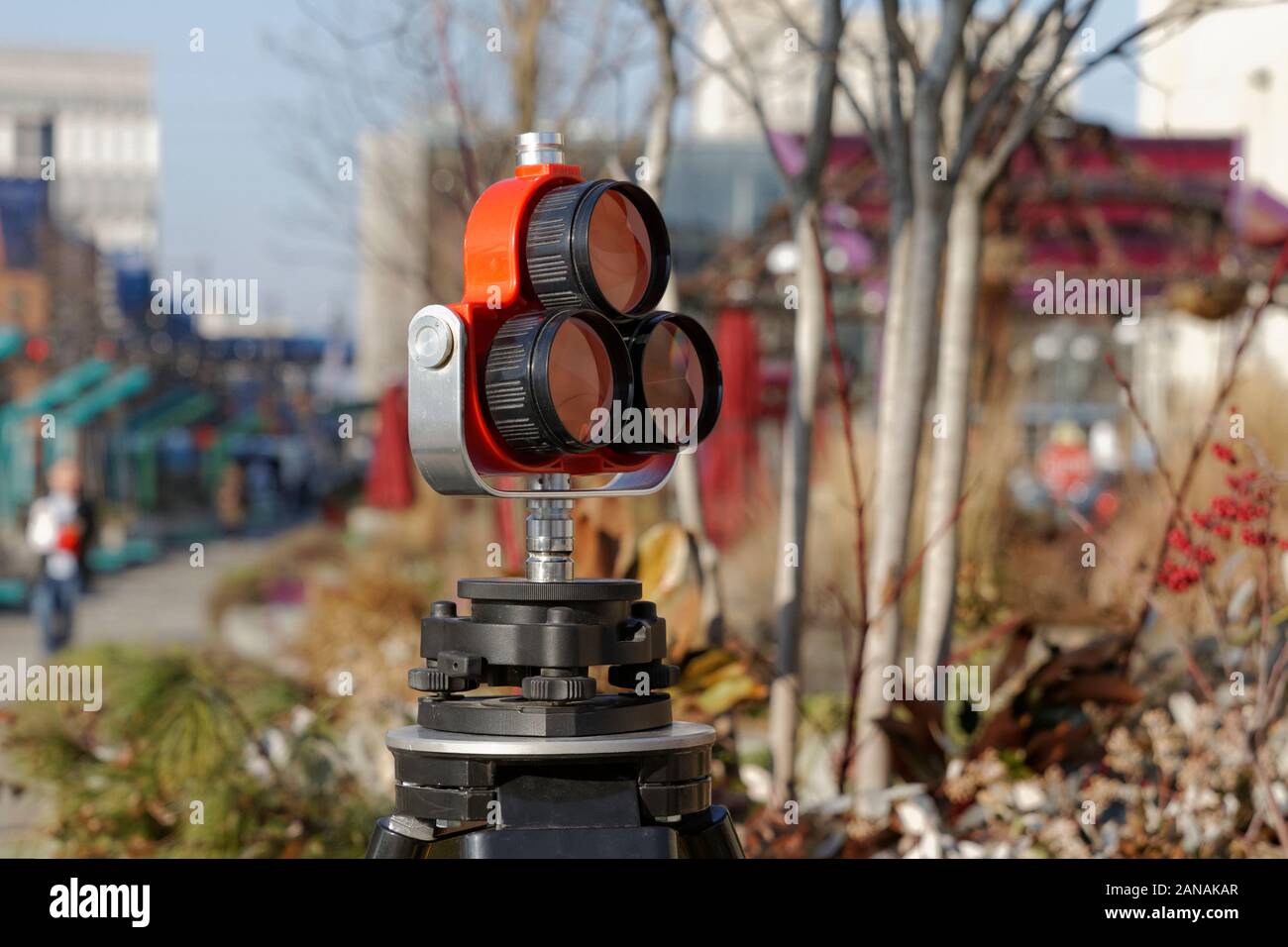 Philadelphia, PA, USA - Januar 15, 2020: ein dreifaches kippen Prisma Vermessung Instrument ist außerhalb William H. Grau III 30th Street Station in Phila gesehen Stockfoto
