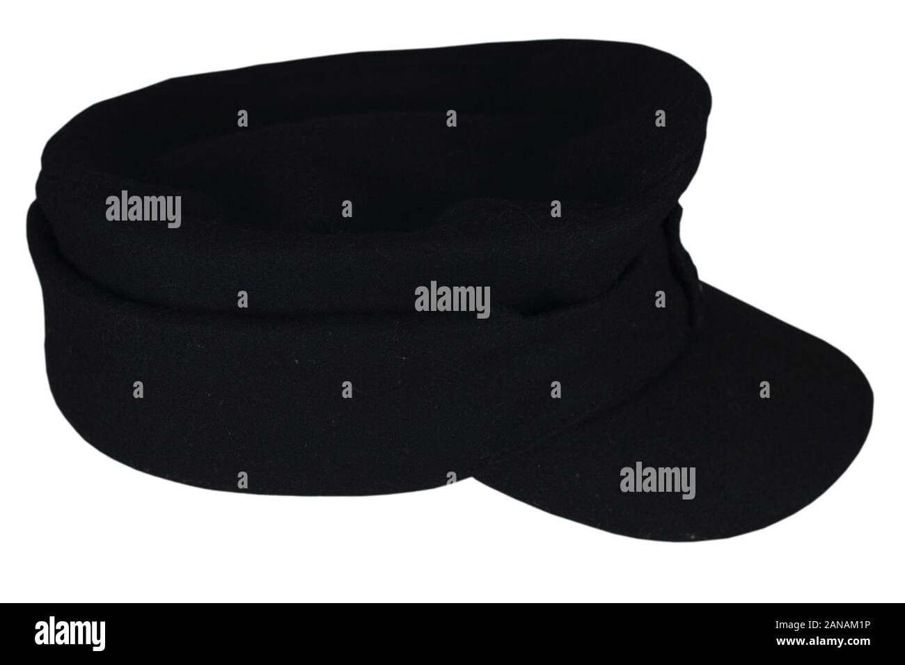 Die Nazi-deutschen Armee tank Crew schwarzen Uniform kepi Weltkrieg isoliert auf weißem Hintergrund Stockfoto