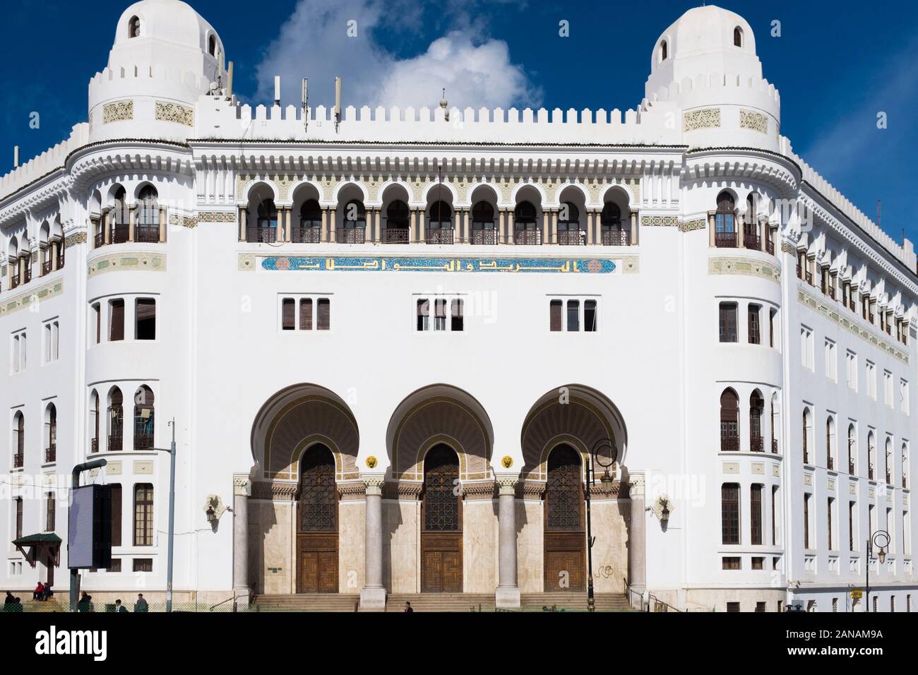 Französische Architektur, gemischt mit islamischem Stil, ist in der Innenstadt von Algier, Algerien verbreitet Stockfoto