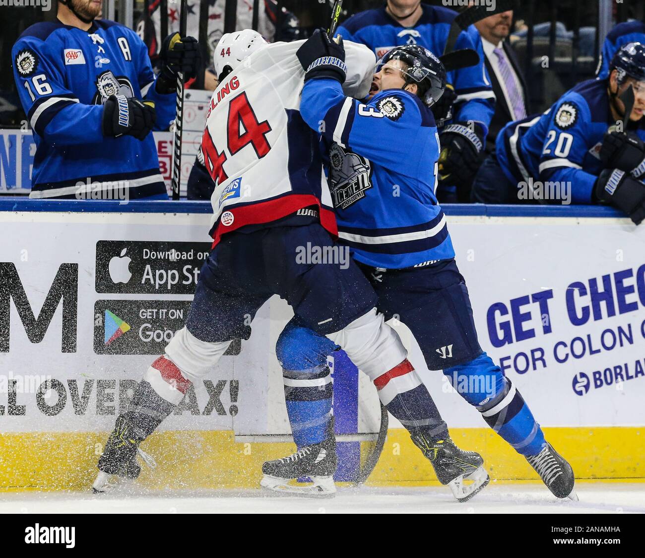 South Carolina Stingrays defenseman Jaynen Rissling (44), links, und Jacksonville Eisgruben steigt linken Flügel Emerson Clark (13) Verwicklung in den Foren während des zweiten Zeitraums von ein ECHL hockey Spiel am Veterans Memorial Arena in Jacksonville, Fla., Mittwoch, 15.01.2020. [Gary Lloyd McCullough/CSM] Stockfoto