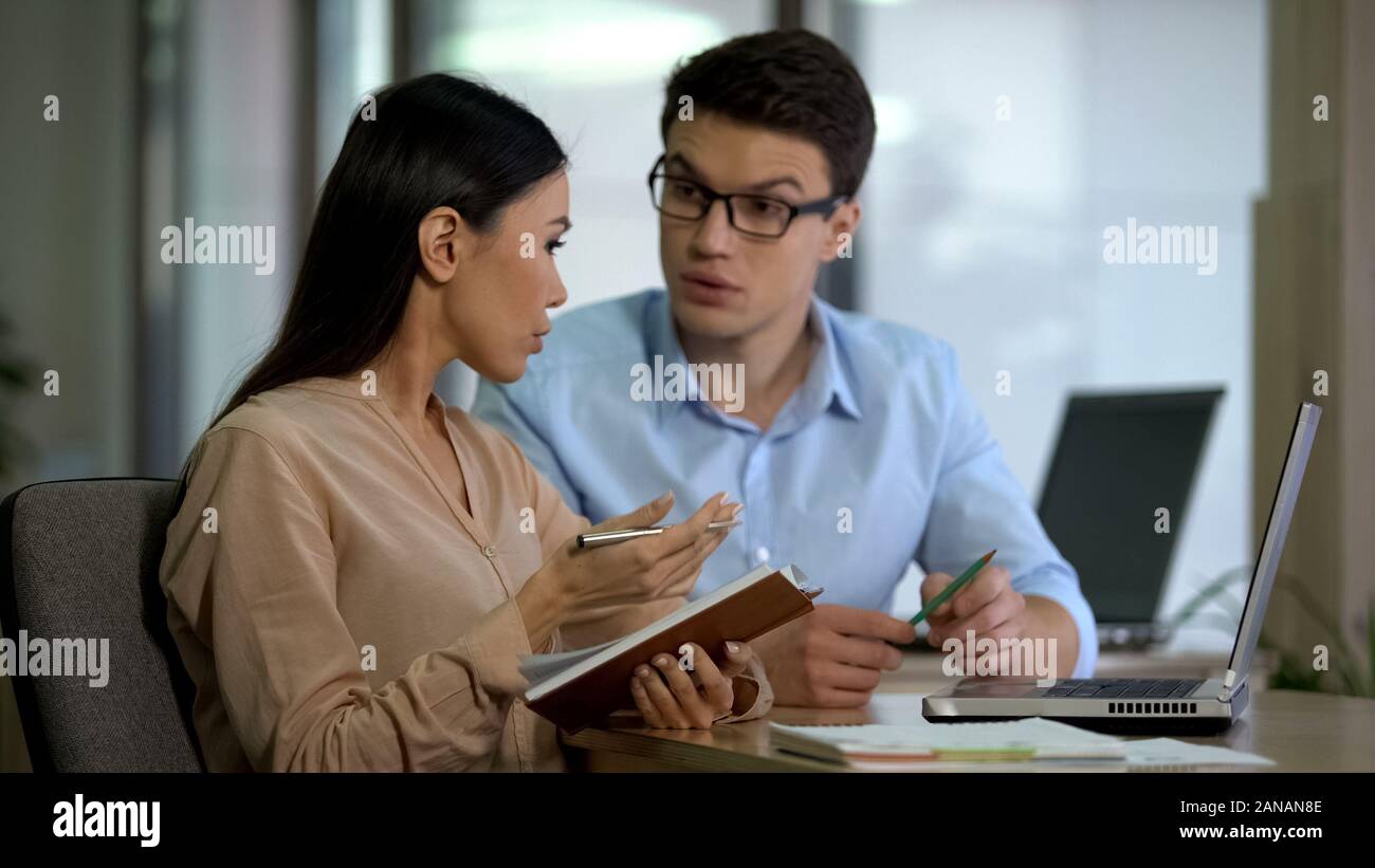 Erfahrene männliche Mitarbeiter Lehre neue Kollegin, die Zusammenarbeit von Unternehmen, Arbeit Stockfoto