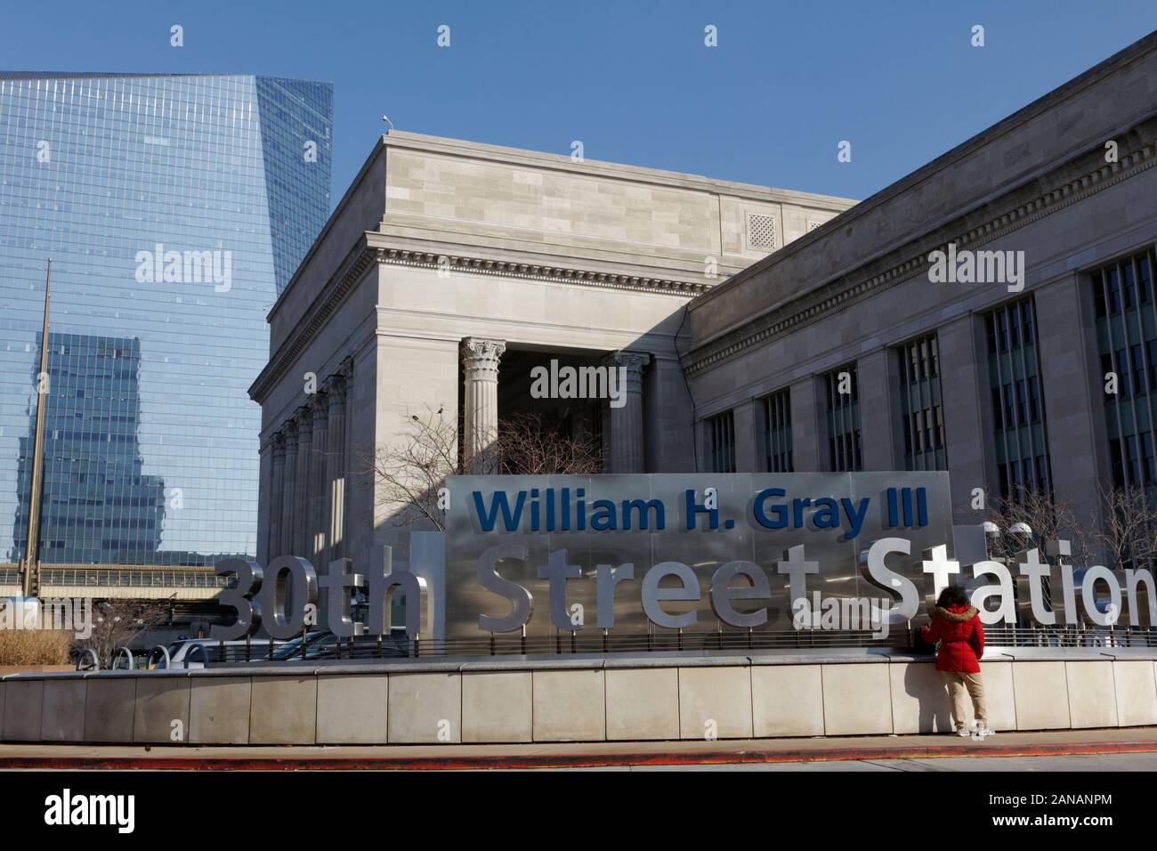 Philadelphia, PA, USA - Januar 15, 2020: Westfassade der William H. Grau III 30th Street Station vor Universitätsstadt. Stockfoto