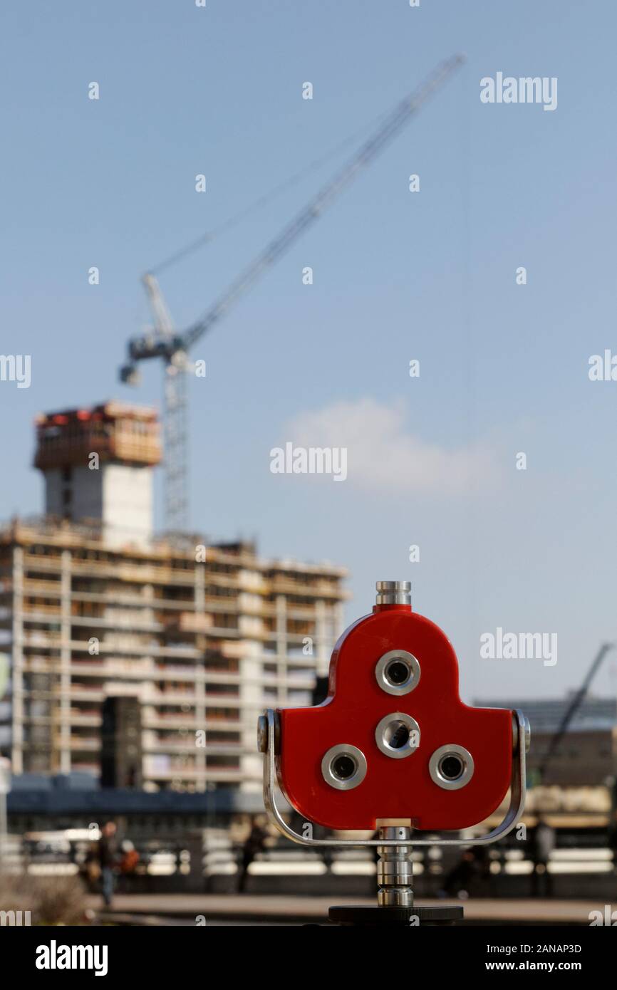 Philadelphia, PA, USA - Januar 15, 2020: ein dreifaches kippen Prisma Vermessung Instrument ist außerhalb William H. Grau III 30th Street Station in Phila gesehen Stockfoto