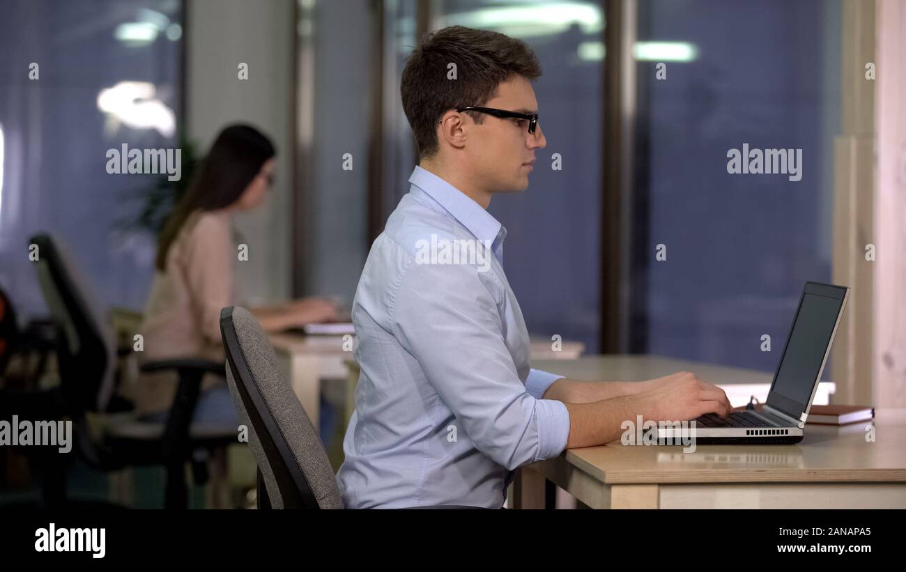 Zwei Menschen, die auf dem Laptop in großen Büro, technischer Support, Service Center Stockfoto