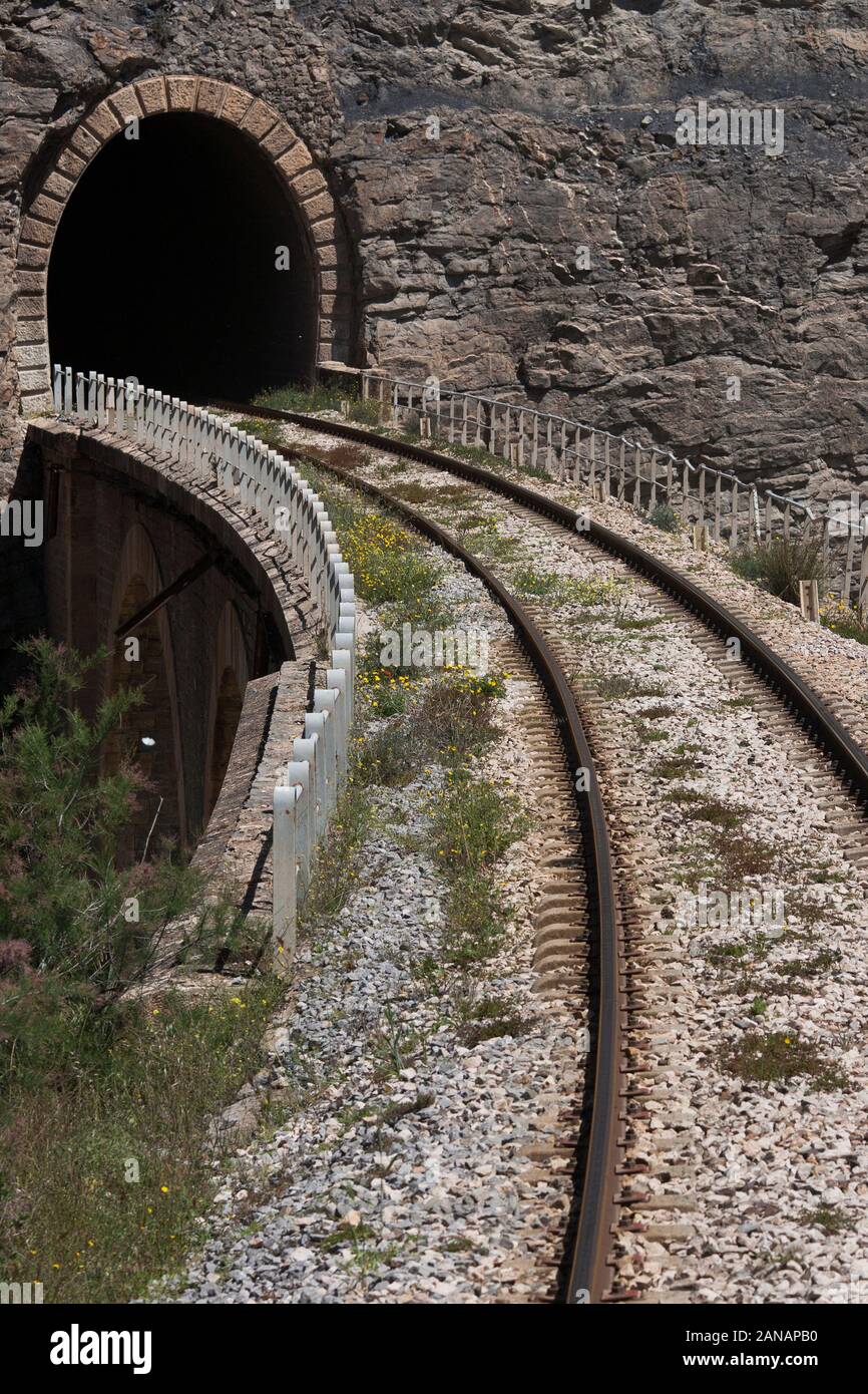 Ein Zugtunnel auf der Strecke, während der Zug von Algier nach Konstantin in Algerien fährt Stockfoto