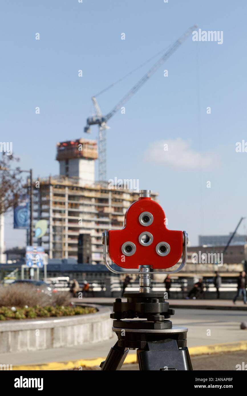 Philadelphia, PA, USA - Januar 15, 2020: ein dreifaches kippen Prisma Vermessung Instrument ist außerhalb William H. Grau III 30th Street Station in Phila gesehen Stockfoto