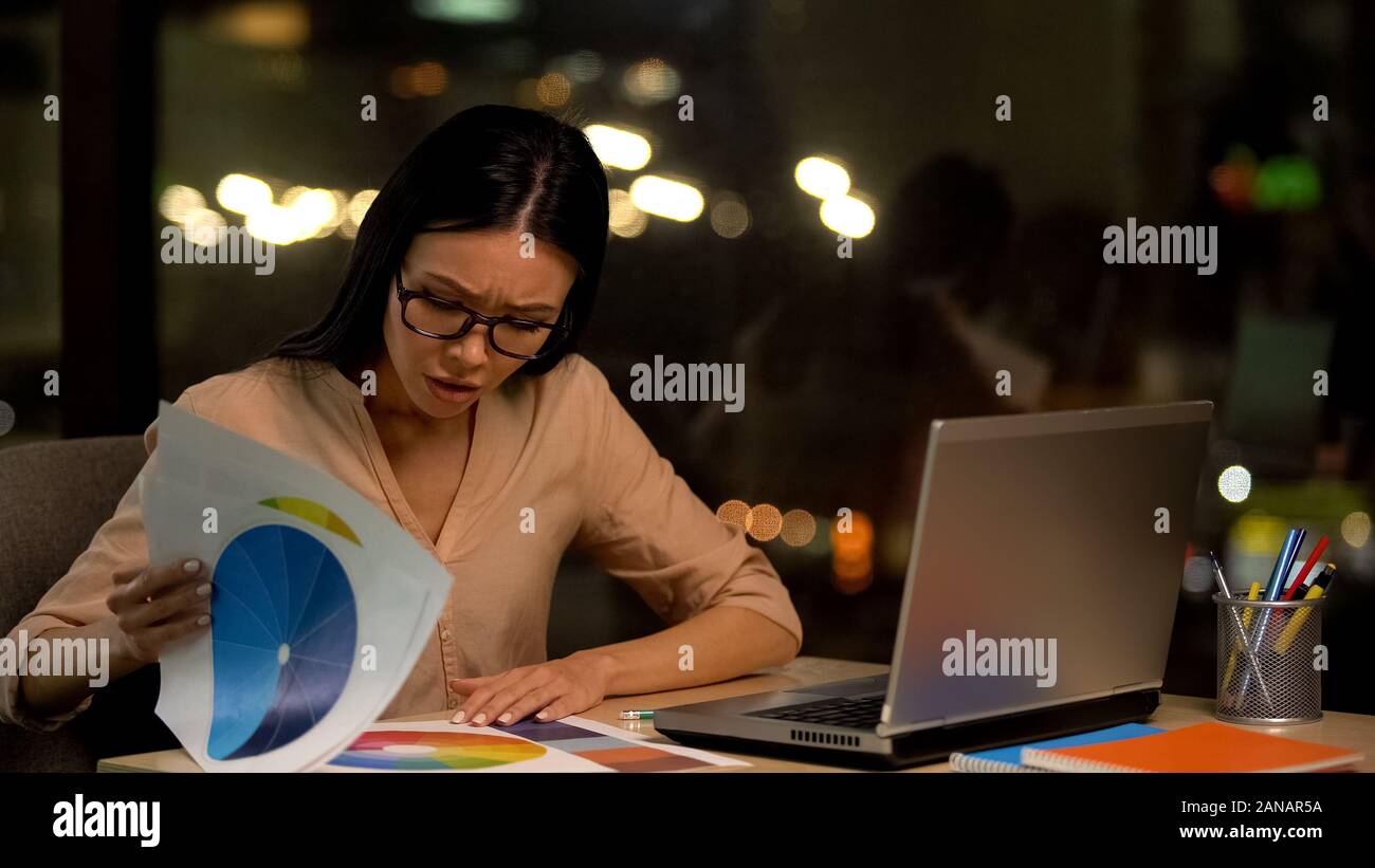 Weibliche designer Suche Farbpalette, kreativen Beruf, Frist überarbeiten Stockfoto