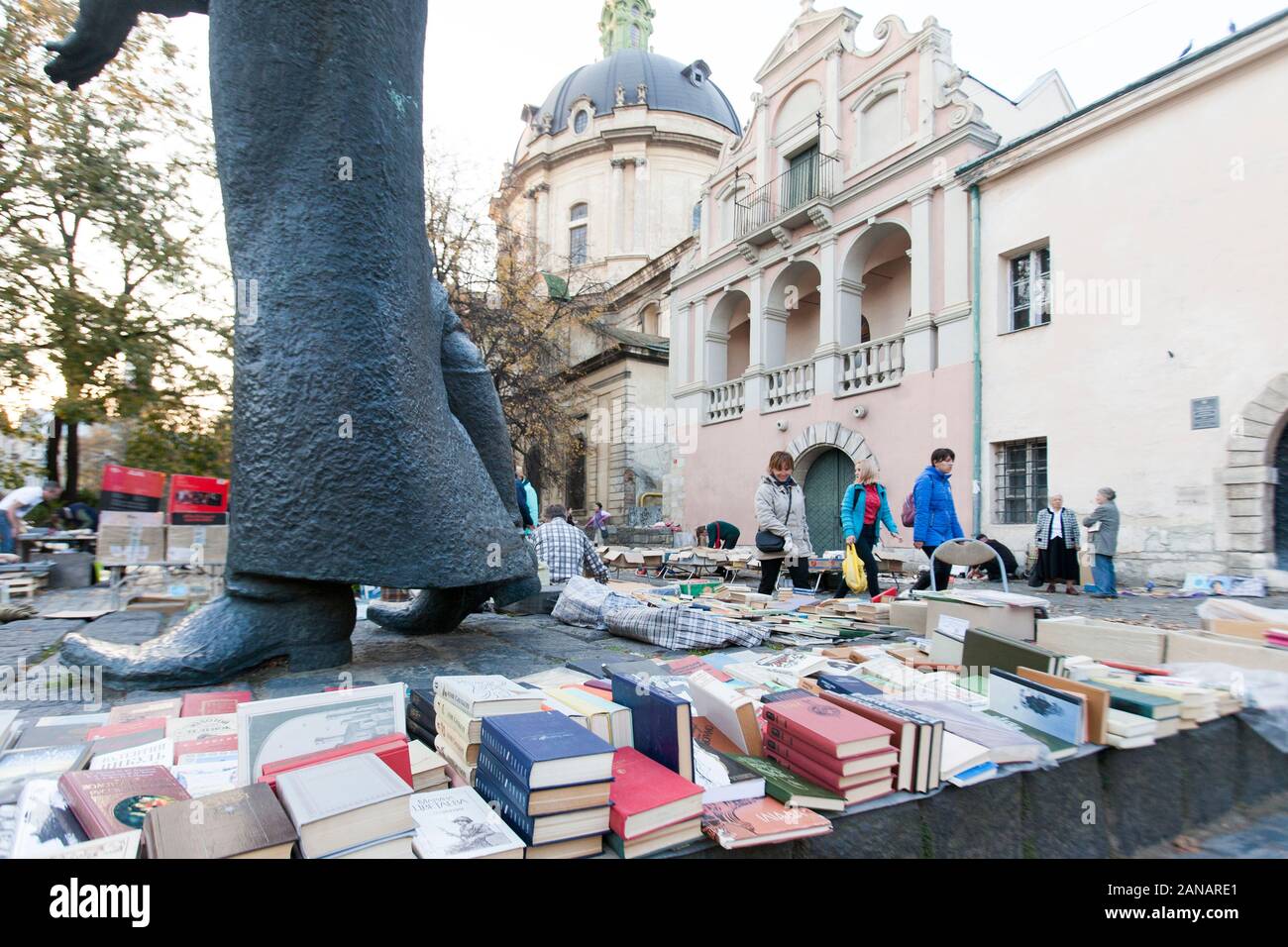 Browsen durch Kästen second hand Bücher auf dem Flohmarkt auf den Straßen von Lviv, Ukraine Stockfoto