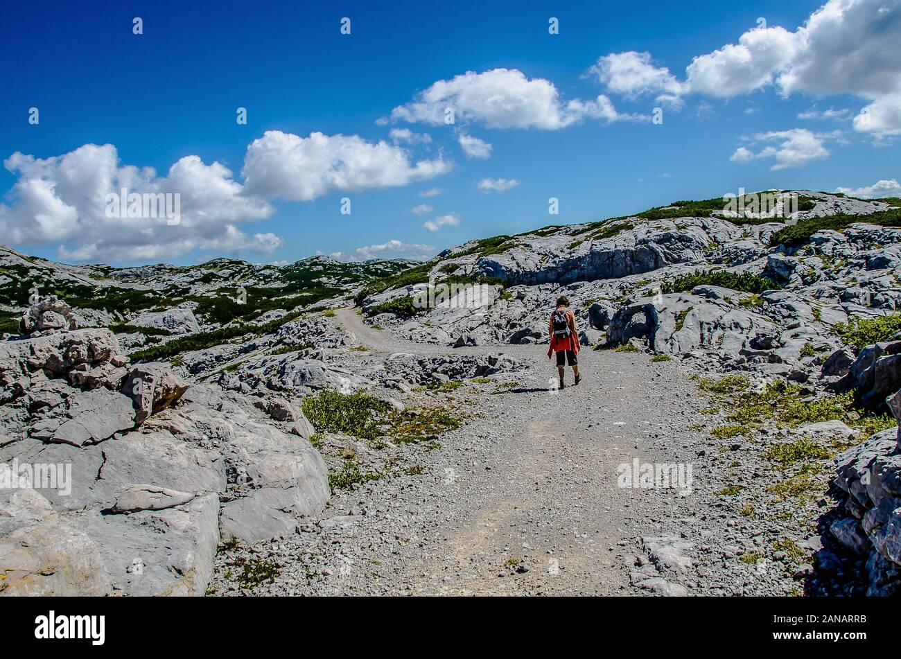 Das familienfreundliche Heilbronner Rundwanderweg auf das Dachsteinmassiv ist besonders ideal für Familien und Kinder, die gerne laufen. Stockfoto