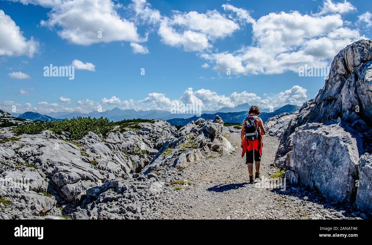 Das familienfreundliche Heilbronner Rundwanderweg auf das Dachsteinmassiv ist besonders ideal für Familien und Kinder, die gerne laufen. Stockfoto