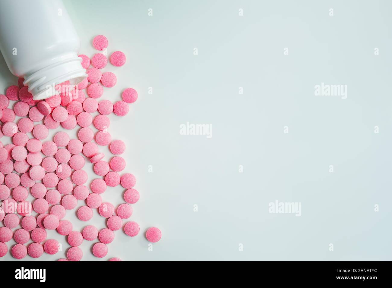 Stapel von Tabletten in weißer Hintergrund, Ansicht von oben. Konzept der Medizin, Vitamine, Nahrungsergänzungsmittel von Drogenmissbrauch Stockfoto