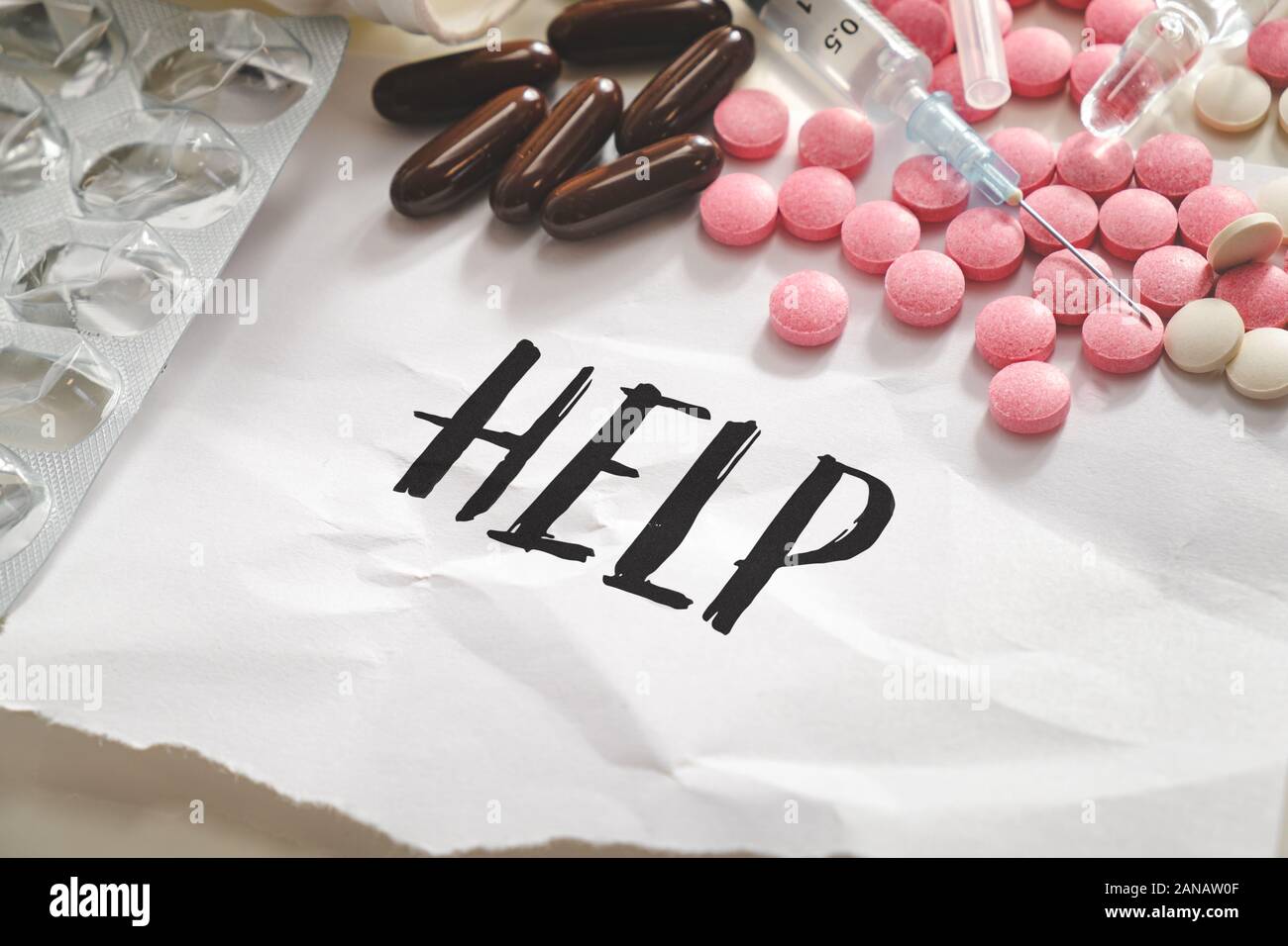 Wort 'Hilfe' in der Haufen von Pillen, Tabletten und Spritzen. Konzept der Drogenmissbrauch, Überdosis oder illegale Drogen dependancy Stockfoto