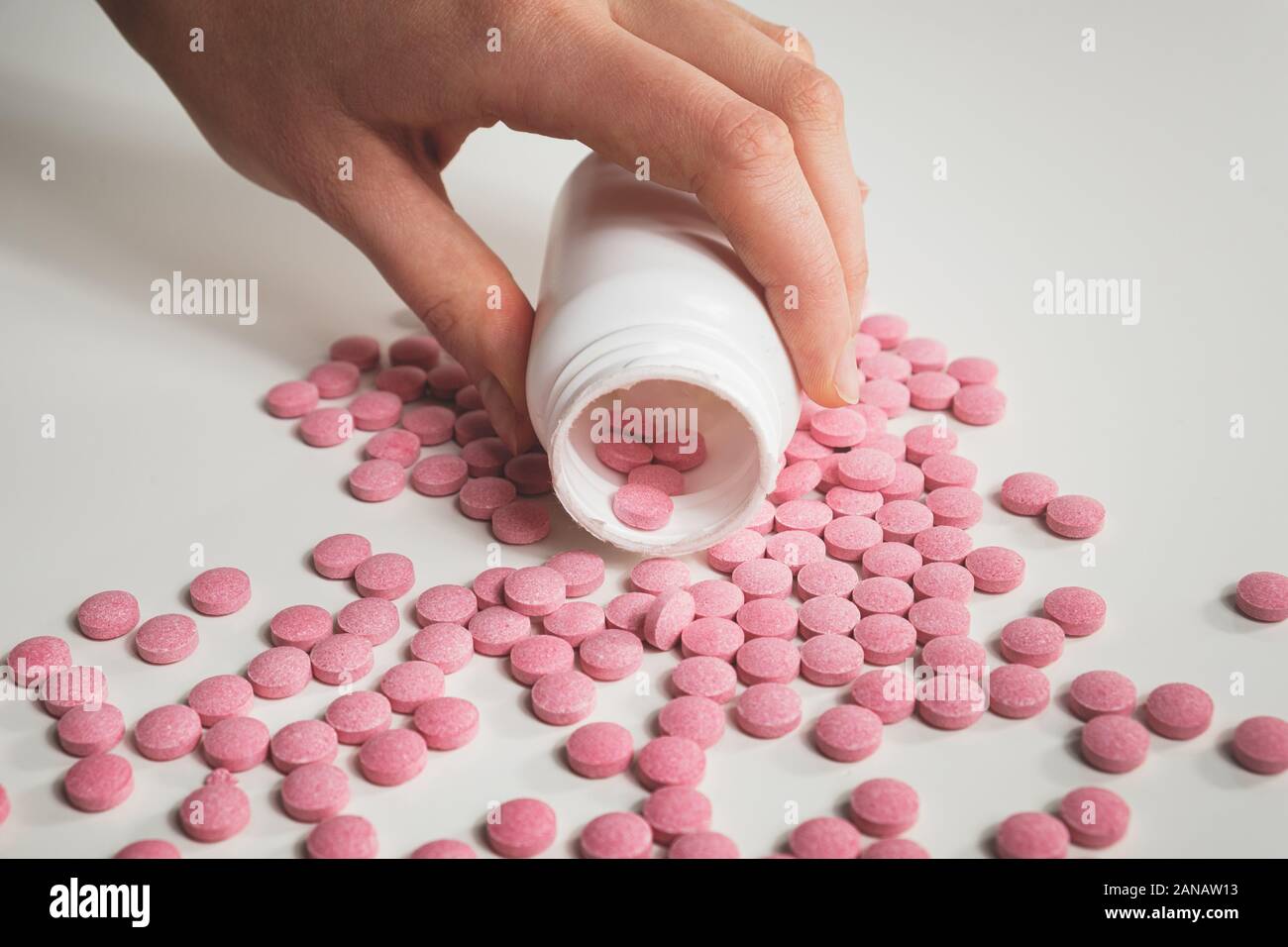 Die menschliche Hand, packte eine Flasche mit verschreibungspflichtigen Arzneimitteln. Konzept der Medizin, Mißbrauch oder Selbstmordversuch Stockfoto