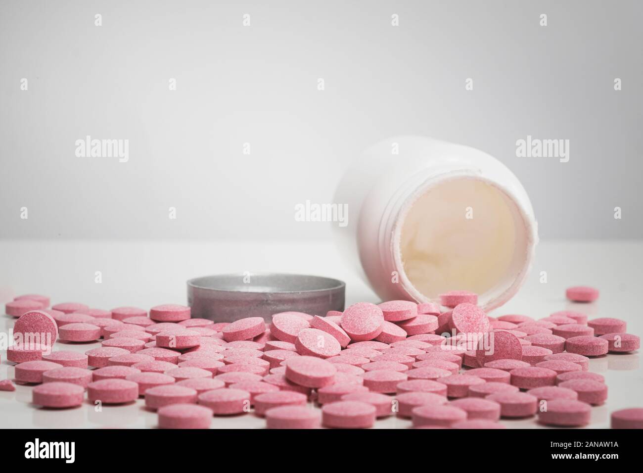 Stapel von Tabletten in weißen Hintergrund. Konzept der Medizin, Vitamine, Nahrungsergänzungsmittel von Drogenmissbrauch Stockfoto