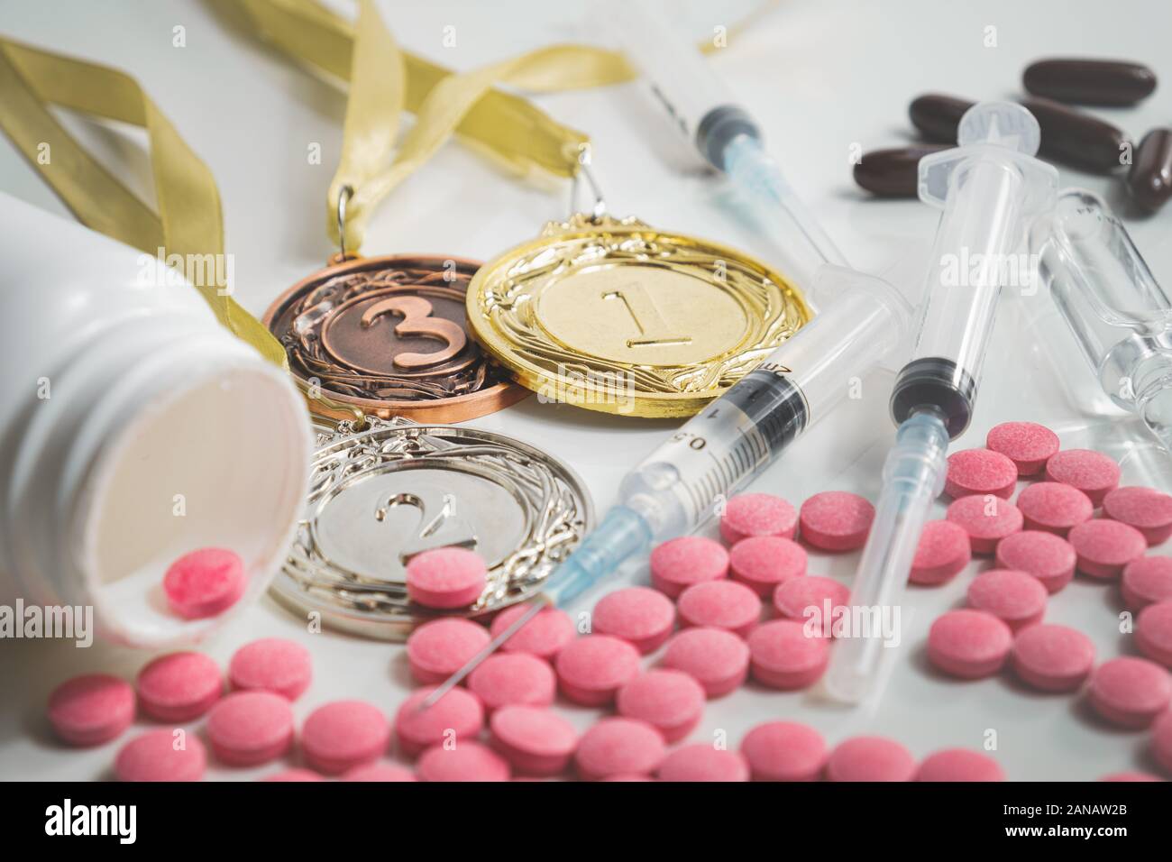 Stapel von Drogen in Tabletten und Spritzen und Sport Medaillen. Konzepte von Drogenkonsum und Doping im Sport für optimale Leistung Stockfoto