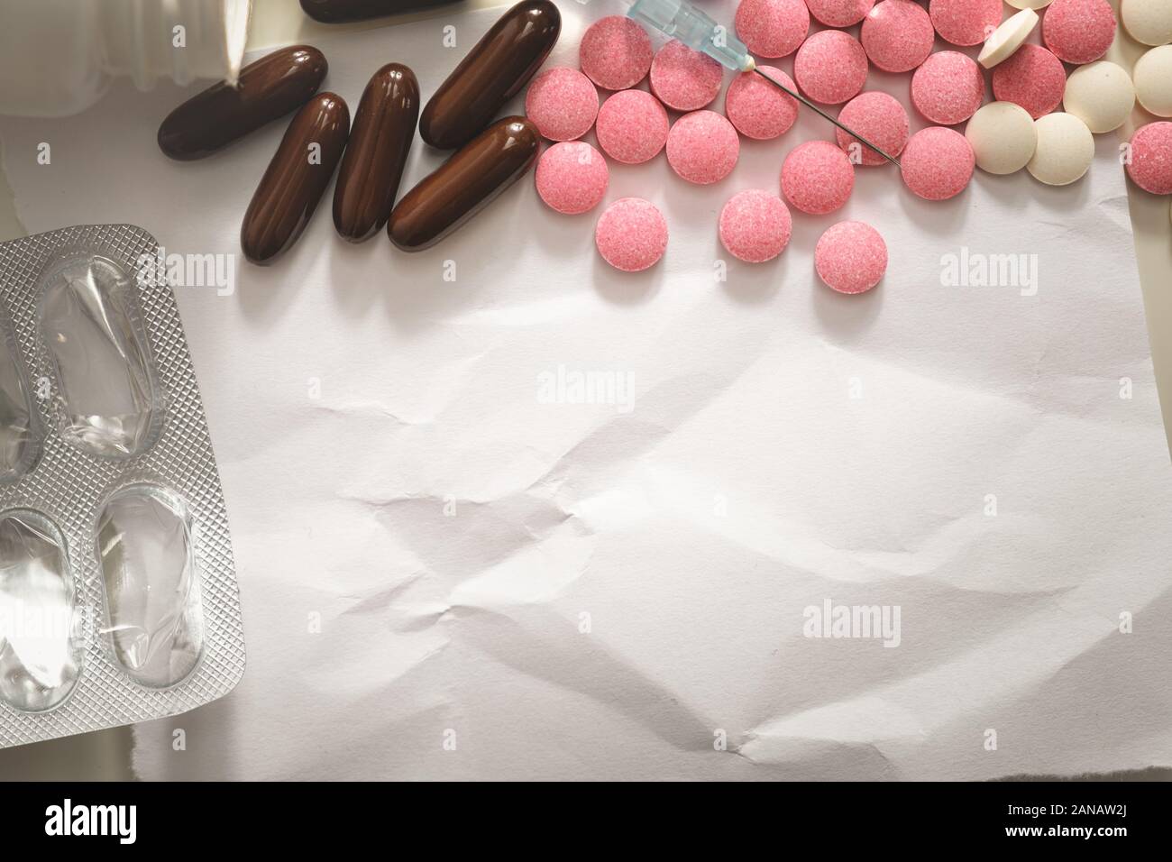 Stapel von Drogen in Pillen, Tabletten und Spritzen mit kopieren. Medizinische, verschreibungspflichtige Medikamente oder Betäubungsmittel, Konzept der Medikamenten- oder Drogenmissbrauch Stockfoto