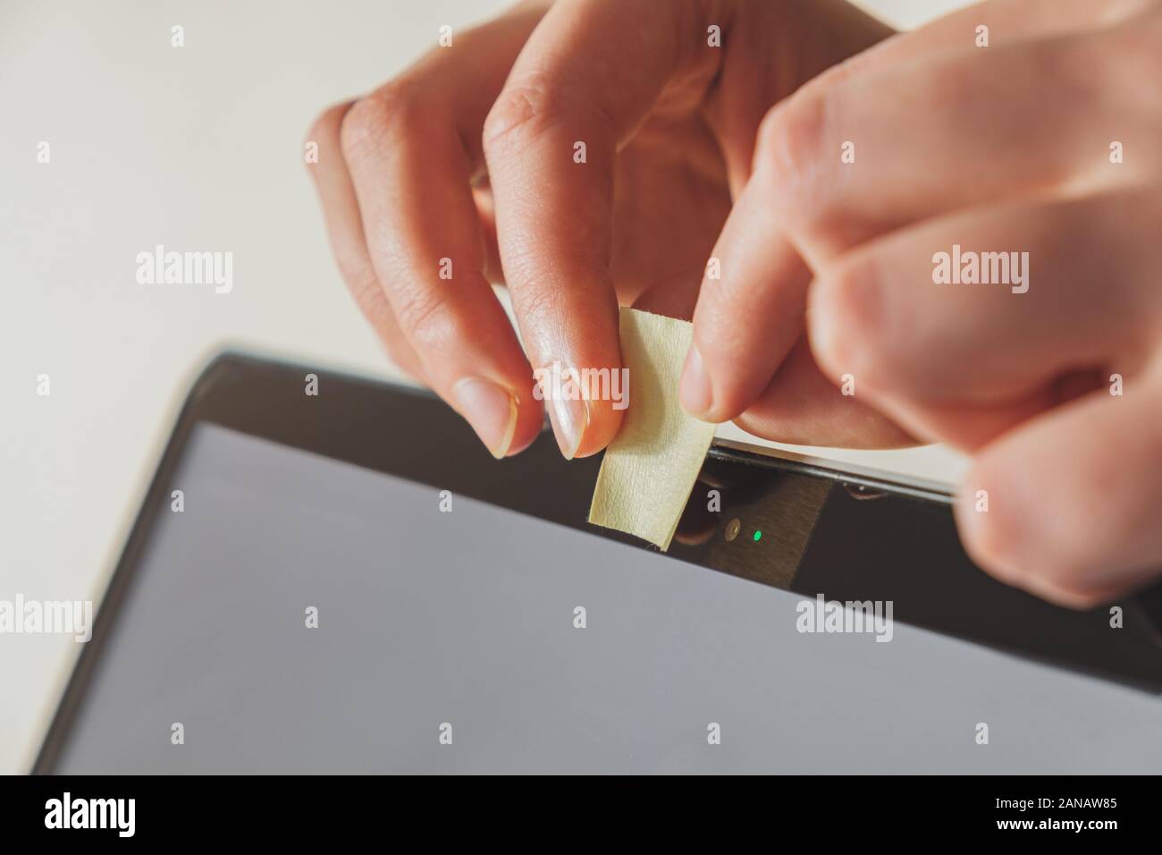 Setzen Sie ein Stück von klebrigen Papier auf einem Computer webcam. Begriff der Privatsphäre, Sicherheit oder die Sicherheit mit dem Umgang mit einem Computer, um zu verhindern, dass Spionage Stockfoto