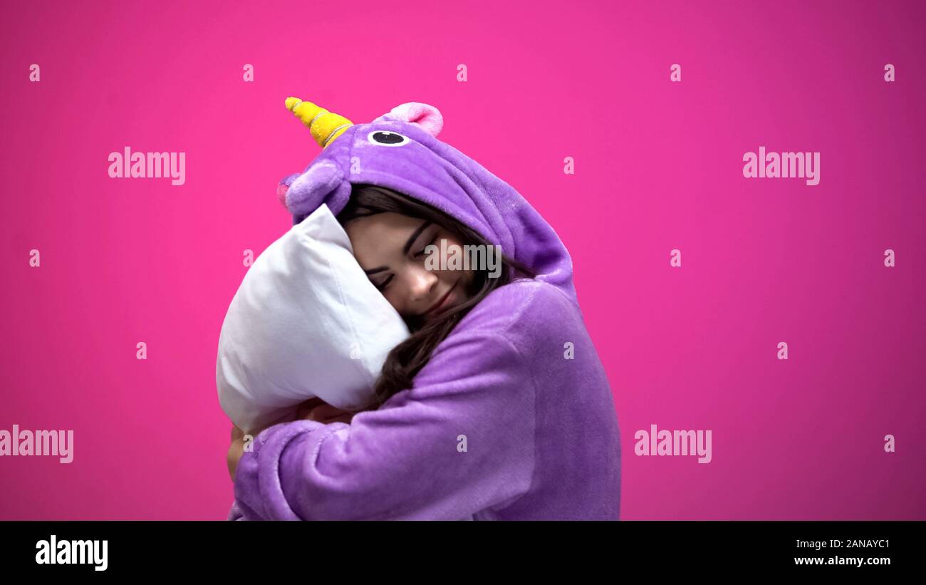 Schöne Frau schlafen in Unicorn Schlafanzug, bequeme Kleidung für die Nacht Stockfoto