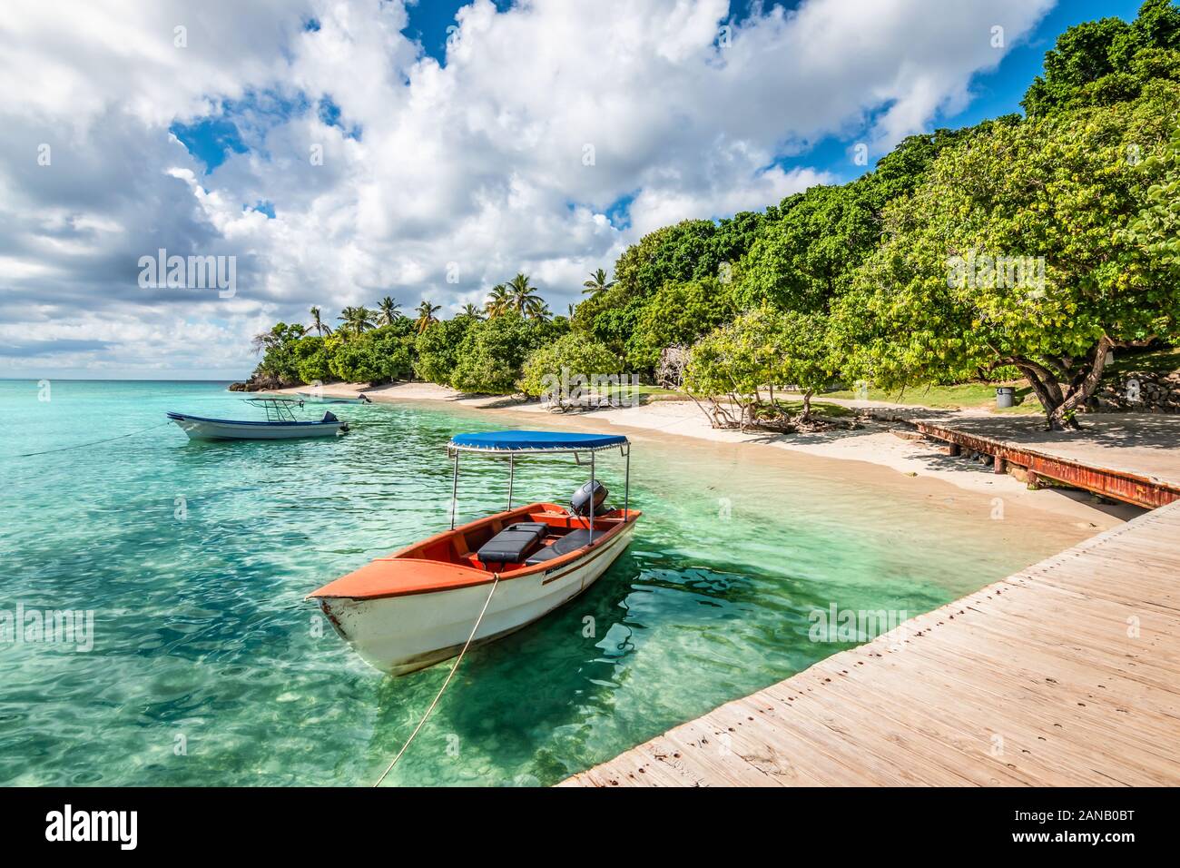 Kleinen motorisierten Boot am Pier und Strand von Cayo Levantado Insel Samana Bay, Dominikanische Republik. Stockfoto
