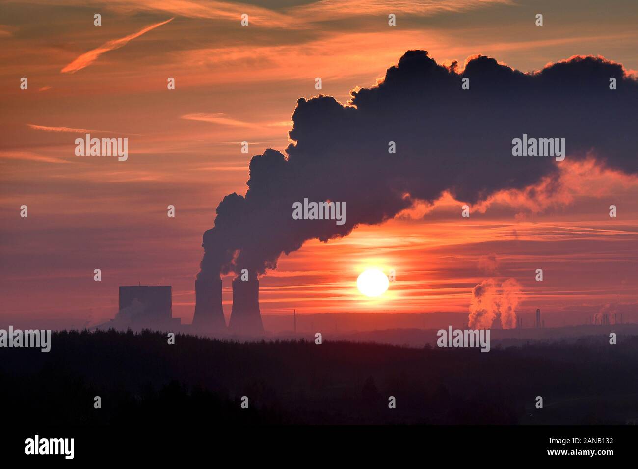 Kohle Phase-out-Betreiber von Kohlekraftwerken erhalten Entschädigung in Milliardenhöhe. Archiv Foto: Blick auf Stoerrmthaler sehen und die lippendorf Kohlekraftwerk südlich von Leipzig in der Abendsonne, Abend, Himmel, Sonnenuntergang, ehemaligen Braunkohletagebau. Steinkohle Braunkohle. Kraftwerk, Rauch, Rauch, Schornsteine, CO2, Kohlendioxid. Emissionen, Treibhausgase, Wasserverschmutzung, Luftverschmutzung, ererwaermung, Klimawandel. Â | Verwendung weltweit Stockfoto