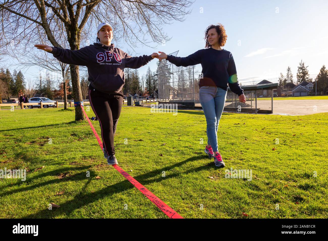 Menschen Slacklining im Park Stockfoto
