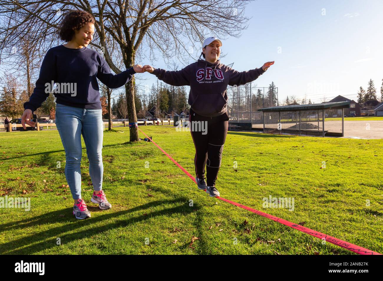 Menschen Slacklining im Park Stockfoto