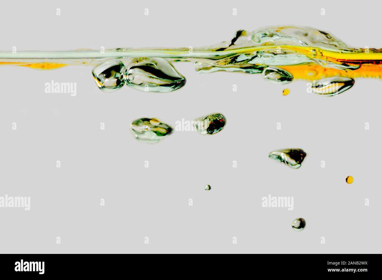 In der Nähe des aufsteigenden Luftblasen im Öl, verschüttetes Wasser isoliert auf Weiss. Stockfoto