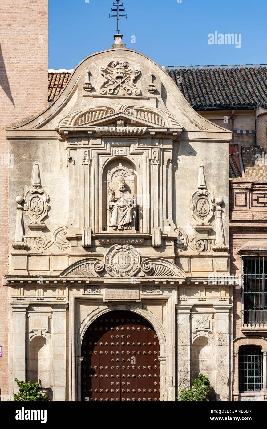 Über einem aufwendig dekorierten Eingang zur Iglesia de San Pedro an der Plaza de San Pedro Sevilla steht eine Statue von Papst Urban VIII Stockfoto