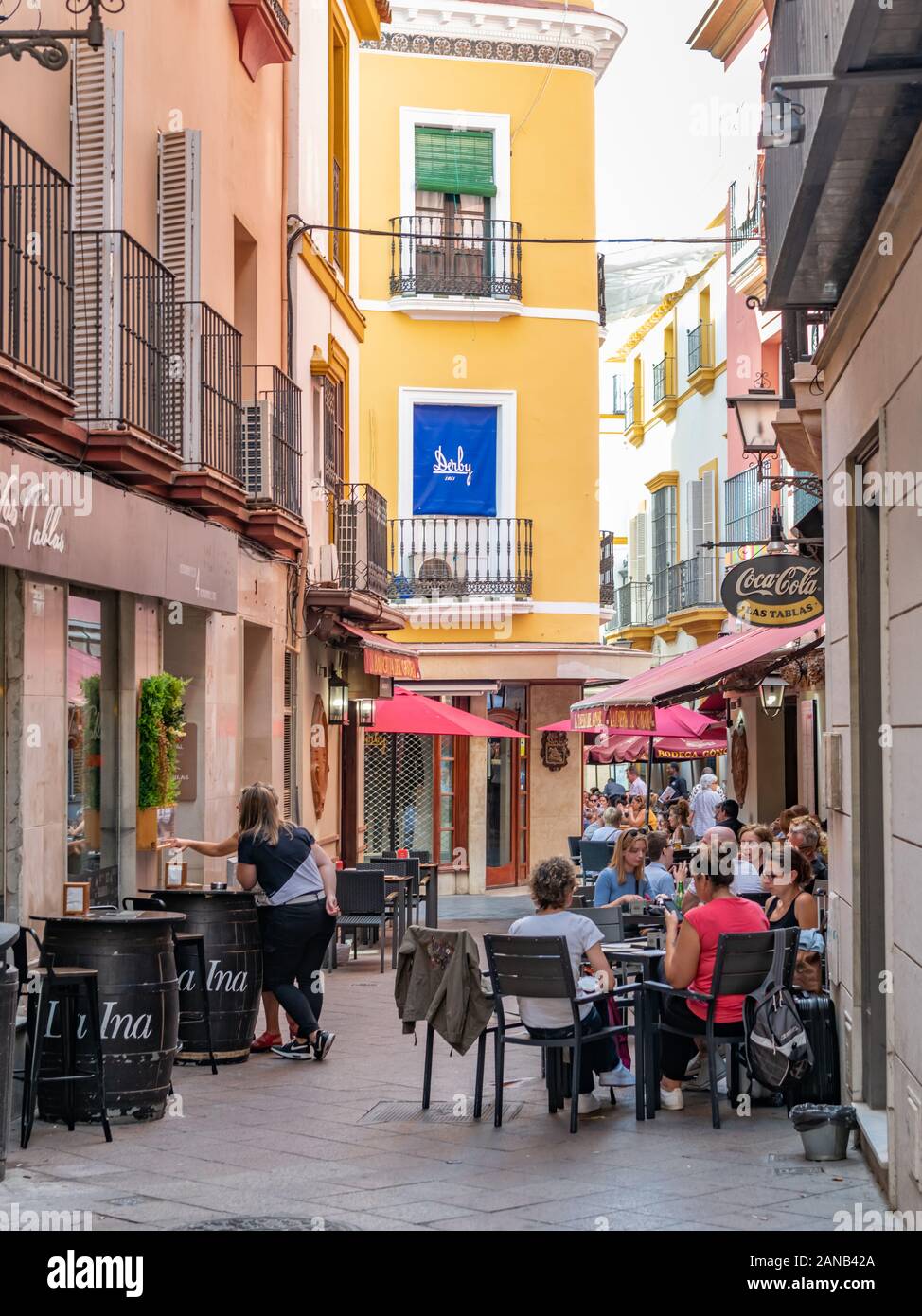 Fauler Sonntagnachmittag in Sevilla drängen sich die Gäste in den Bodegas und Cafés in der bunten Calle Almirante Bonifaz. Stockfoto