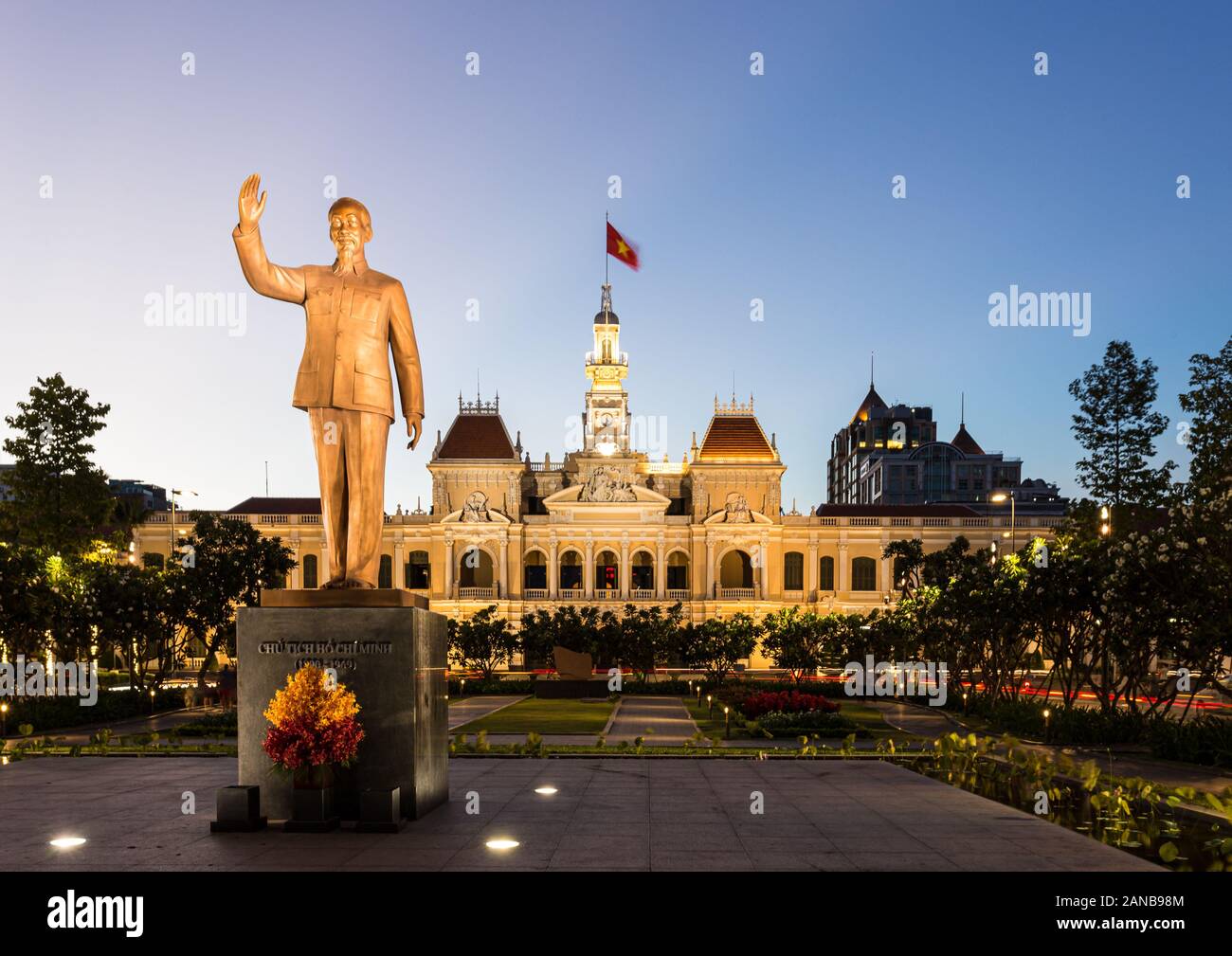 Ho Chi Minh City, Vietnam - 30. Mai 2018: Eine Statue von Ho Chi Minh, die vietnamesische kommunistische Führer, steht vor der People's Committee Gebäude Stockfoto