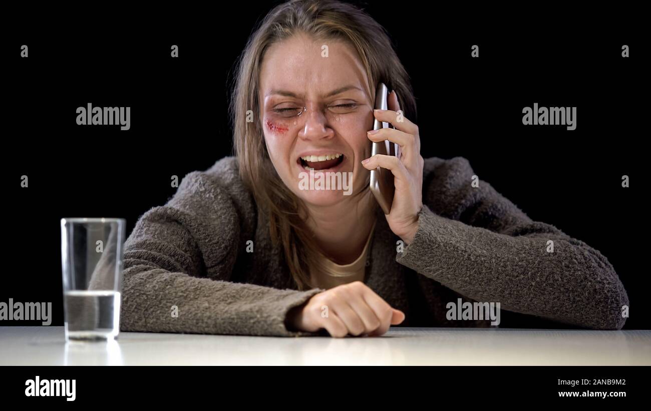 Weinend gedrückt Frau Anrufen auf Telefon, medizinische und psychologische Unterstützung Stockfoto