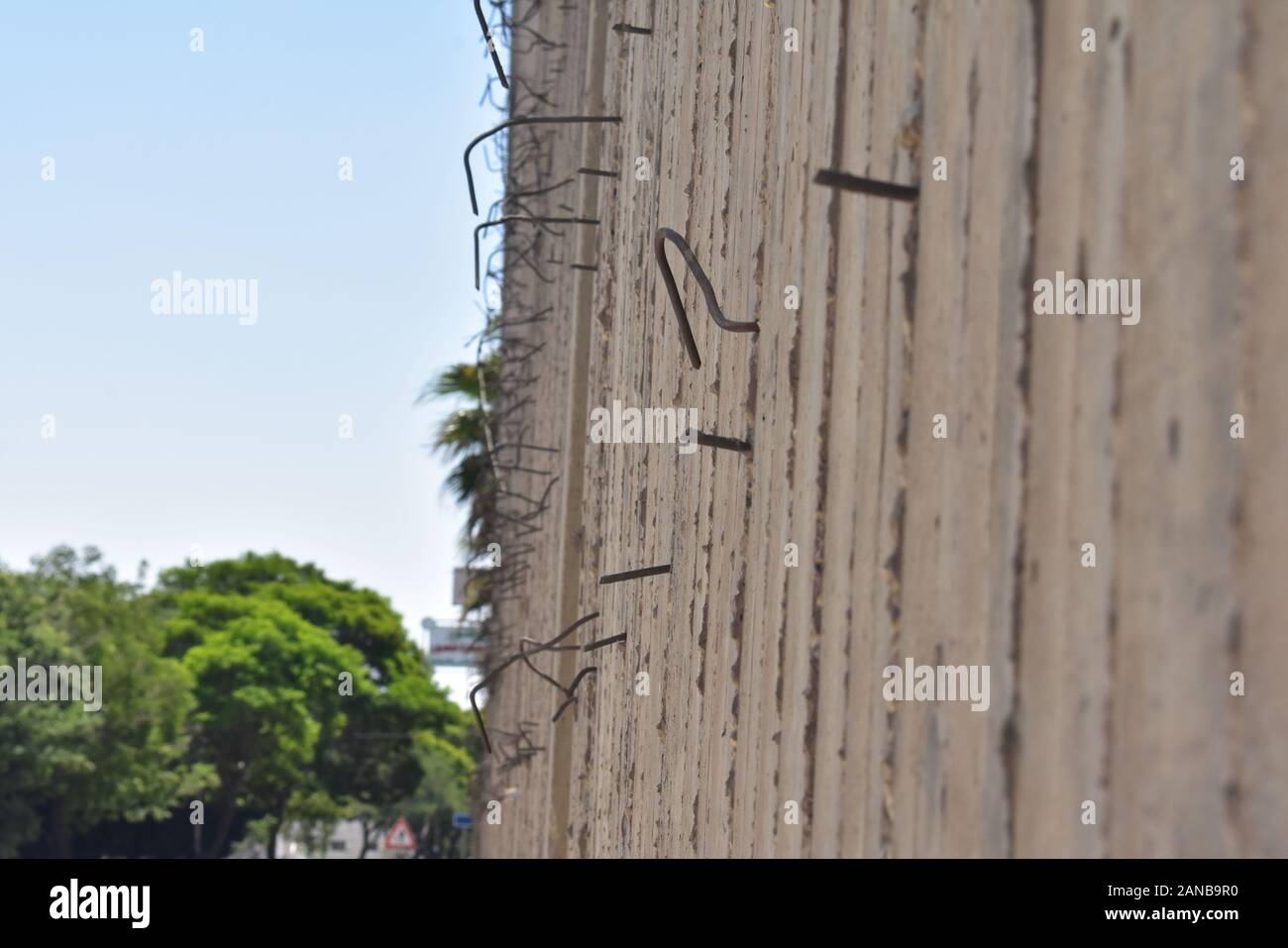 Betonwand mit Metall Widerhaken in Nablus Westjordanland Stockfoto