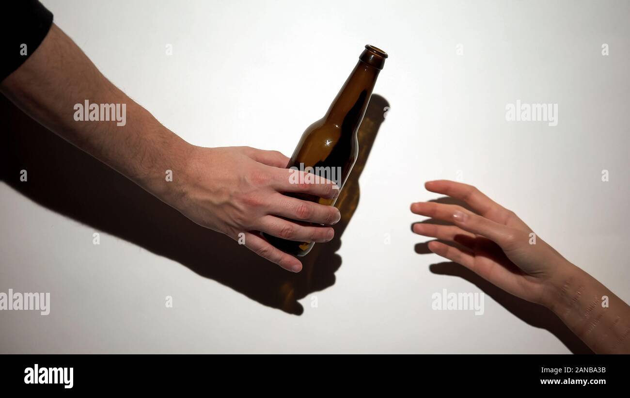 Hand geben Bier Flasche Alkohol Süchtiger mit self-inflicted arm, schädliche Gewohnheit Stockfoto
