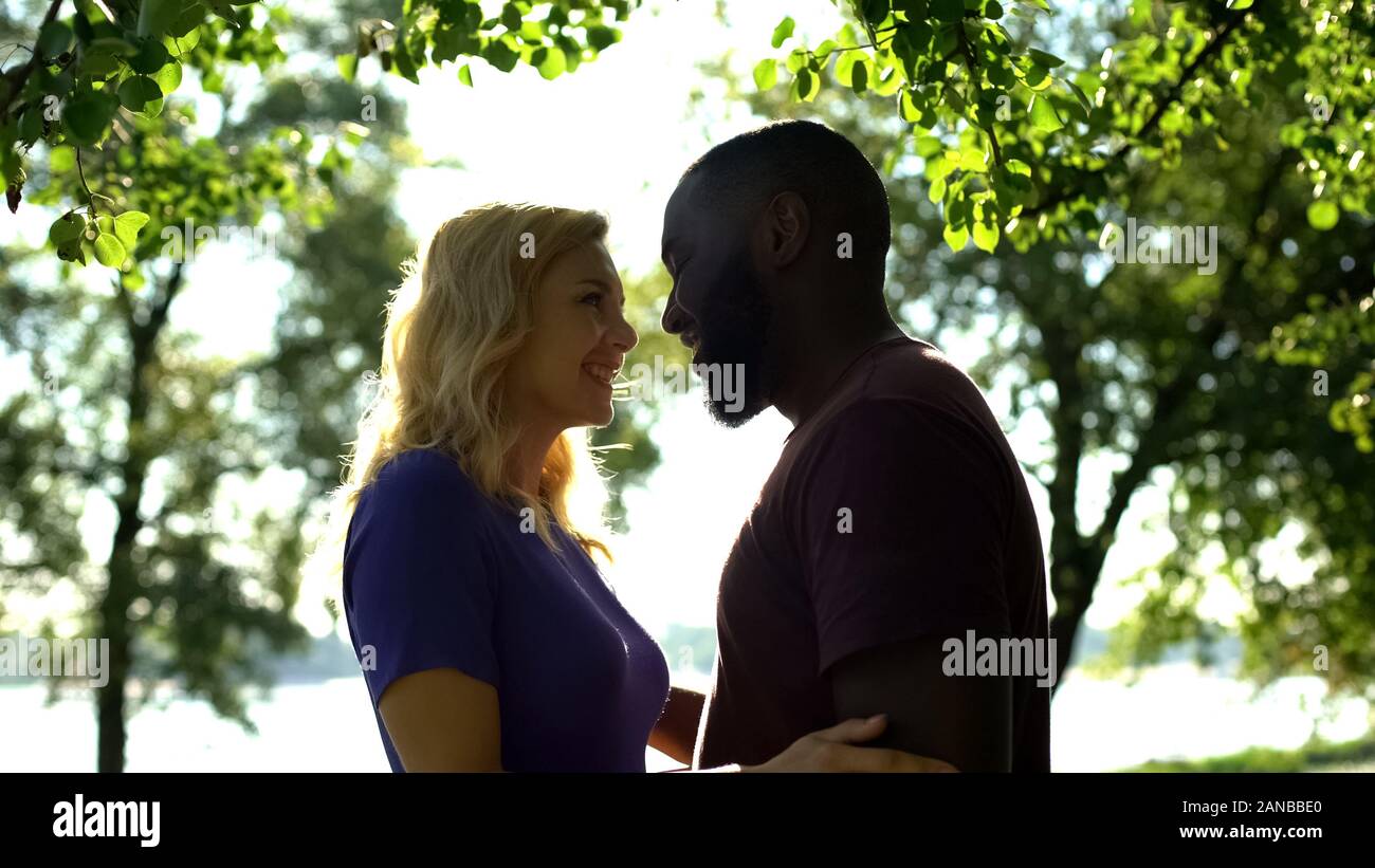 Heiter gemischt Race Paar an jedem anderen Suchen mit Liebe, glücklich zusammen zu sein Stockfoto