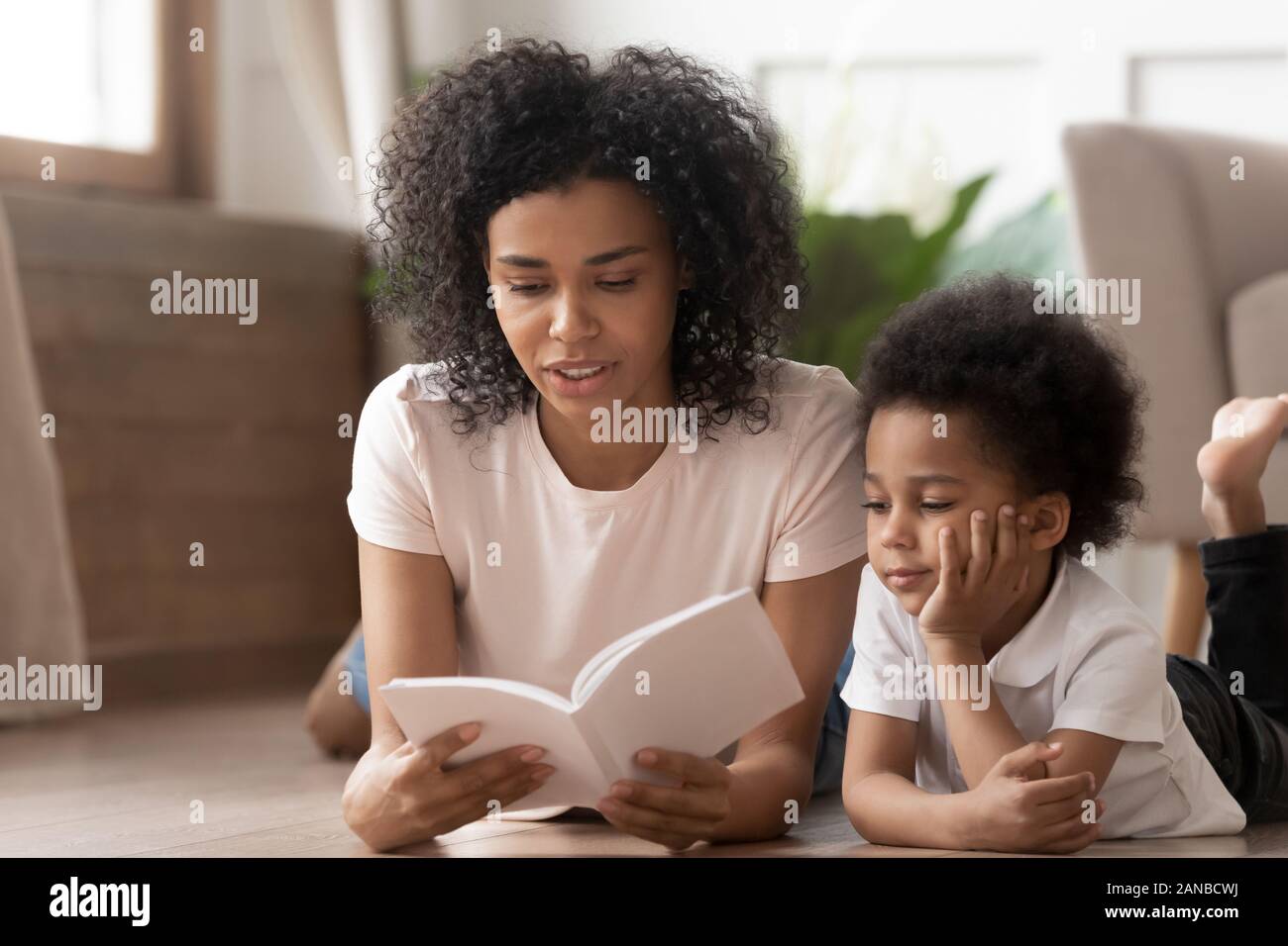 Gerne schwarze Mama lesen Märchen zu süßen Sohn. Stockfoto