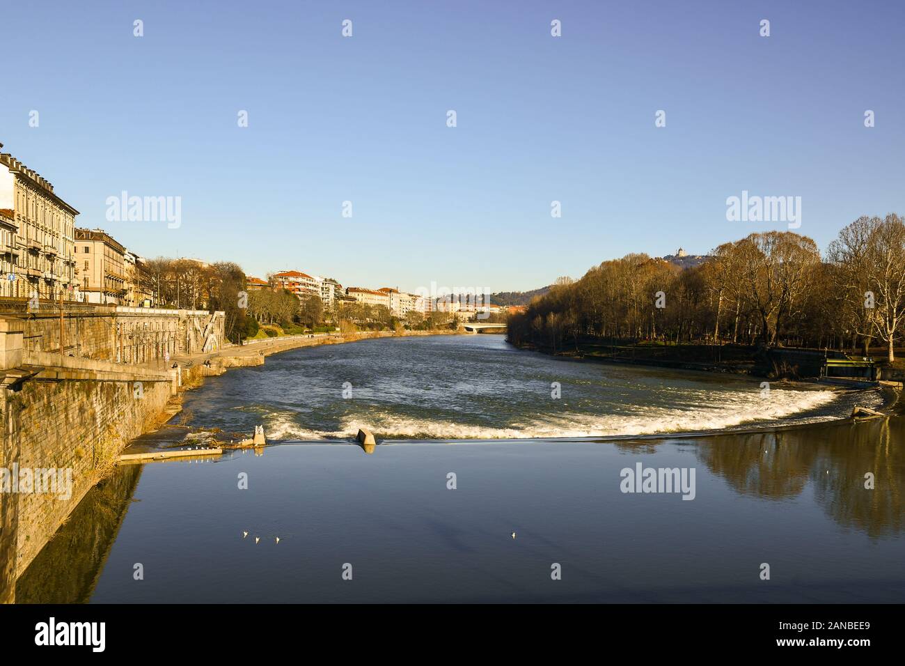 Einen malerischen Blick auf den Fluss Po mit Murazzi, Lungo Po Luigi Cadorna Riverside und das River Park von Borgo Po Bezirk, Turin, Piemont, Italien Stockfoto