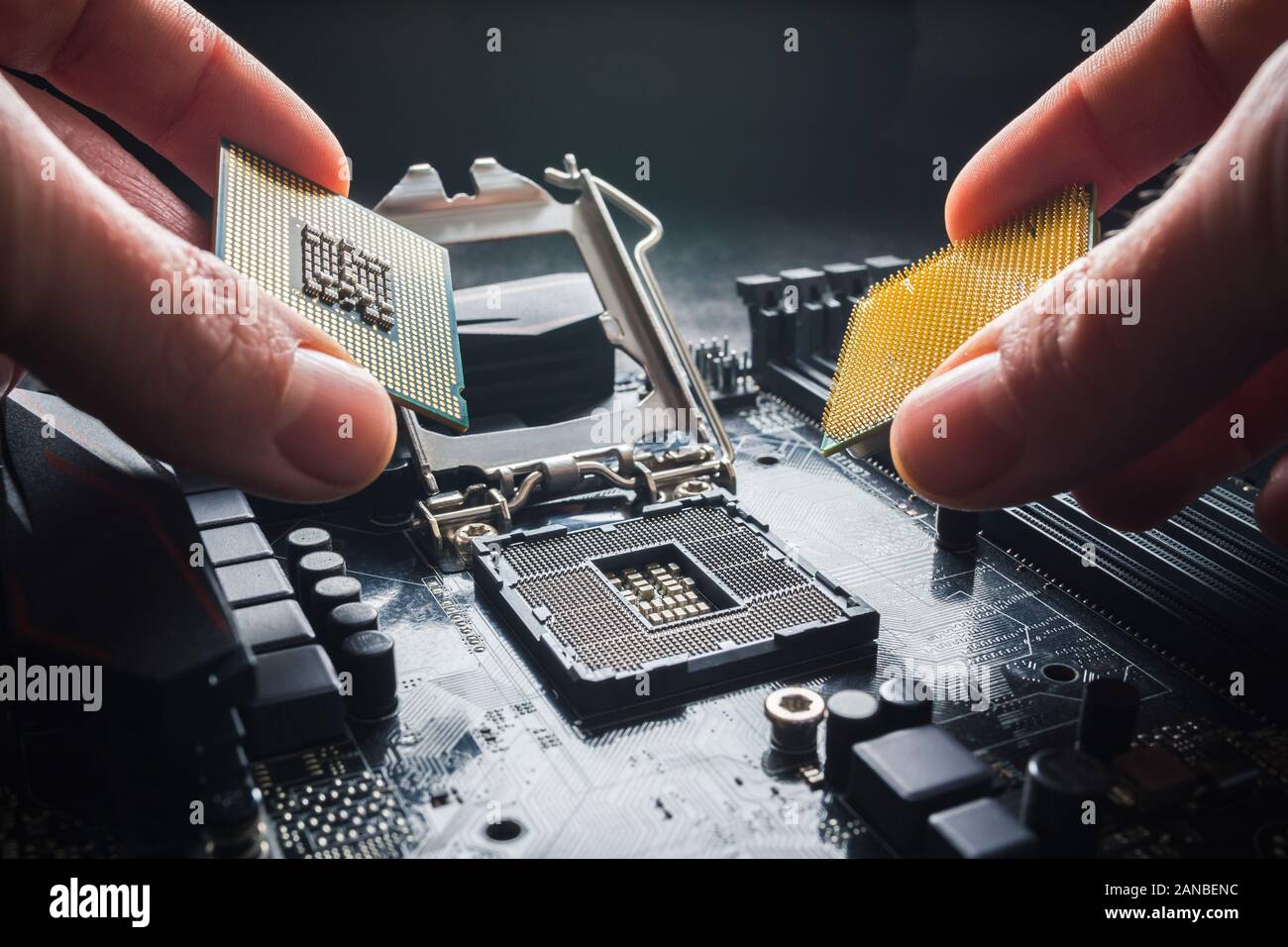 Prag, Tschechische Republik, Januar 2019 - Intel verus AMD-Konzept. Hände zeigen verschiedenen Prozessoren. Die Auswahl des Prozessors, der Ryzen Prozessor auf Aufstieg Stockfoto