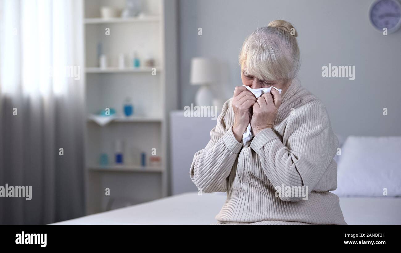 Ältere Frau tief weinend in der Rehabilitation Center niedergedrückt, gesundheitlichen Problem Stockfoto