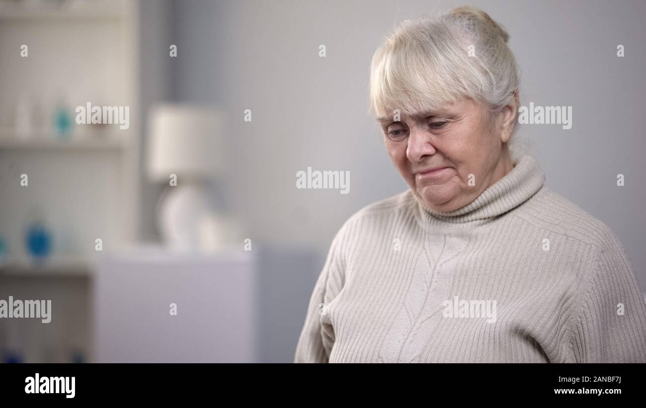 Weinen alte Dame allein sitzen in Rehabilitation Centre, leiden unter der Krankheit Stockfoto