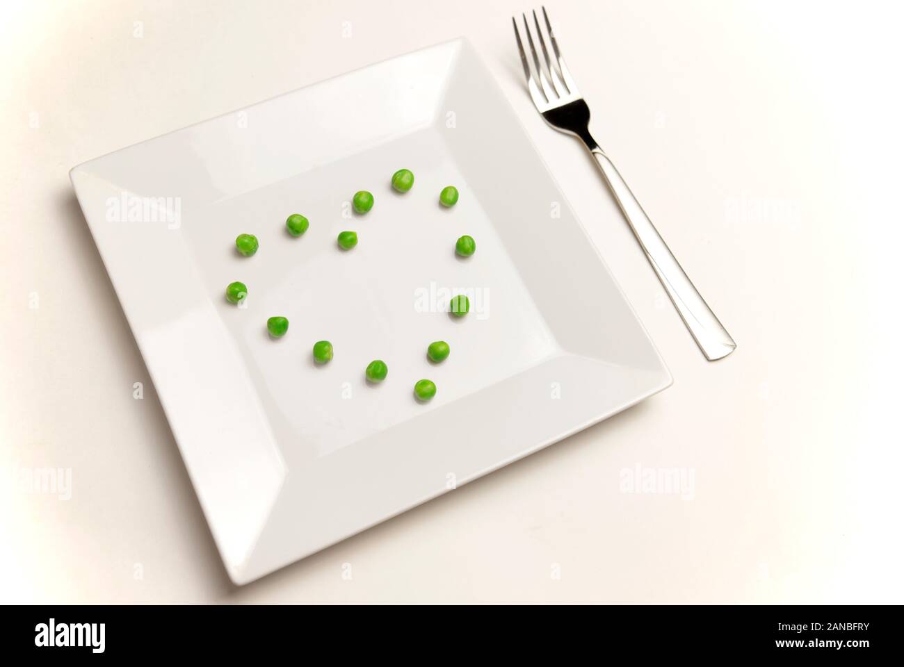 Gesunde Ernährung, Diäten, vegetarisches Essen und Personen Konzept mit Gabel Erbsen essen in Form von Herzen. Stockfoto