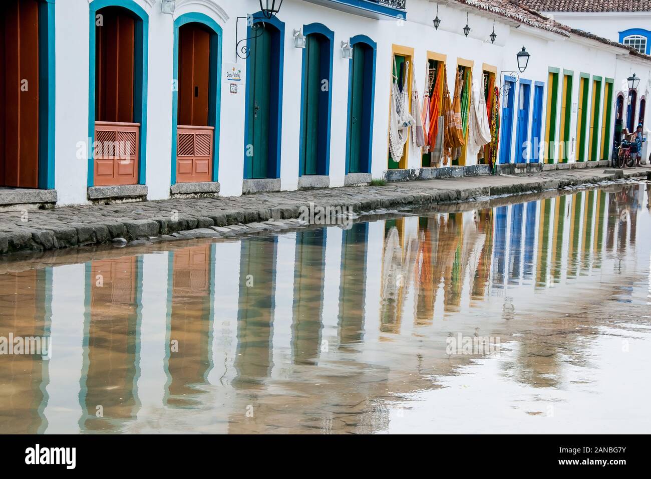 Straße am Meer im historischen Zentrum von Paraty, Rio de Janeiro, Brasilien überflutet Stockfoto