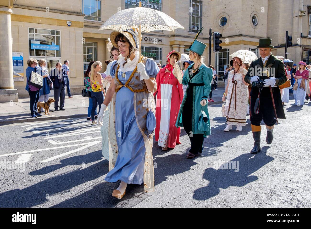Jane Austen fans gekleidet in Regency Kostüme sind dargestellt in der Jane Austen Festival Regency kostümierten Promenade. Bath, England, UK 14-09-19 Stockfoto