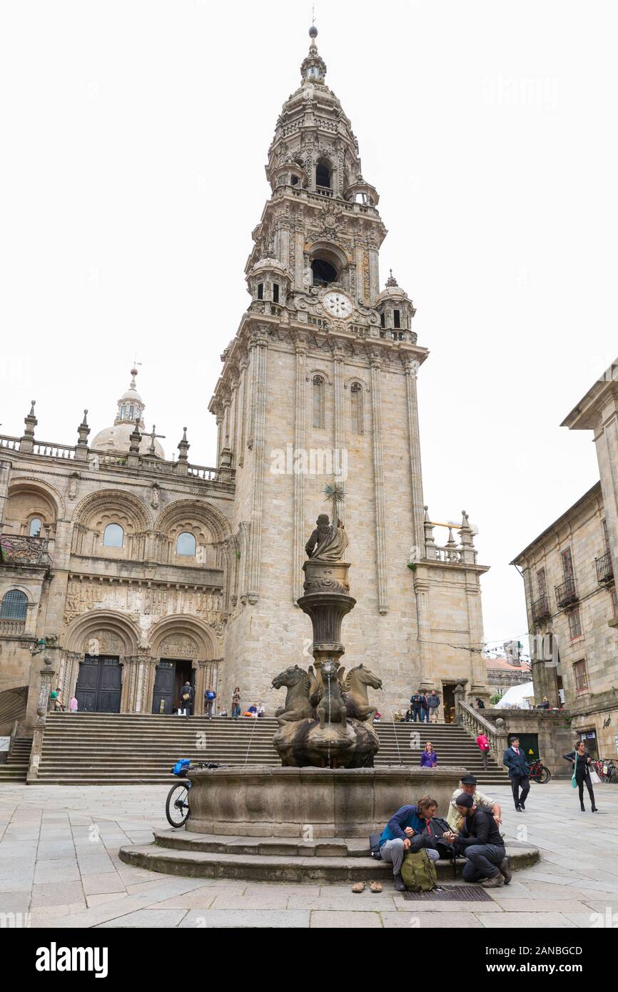 Pilger verleihen in der praza das Praterías im Landmark Brunnen der Pferde in Santiago de Compostela, Spanien. Die Stadt ist der Terminus der Wa Stockfoto