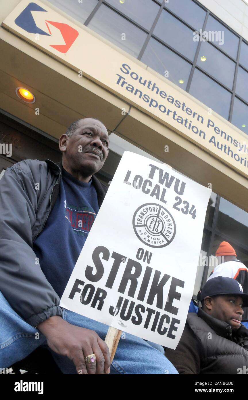 Mitglieder der Transport Workers Union Local 234 mit Streik Zeichen bei einem Streik in Philadelphia, Pa 4. November 2009. Stockfoto