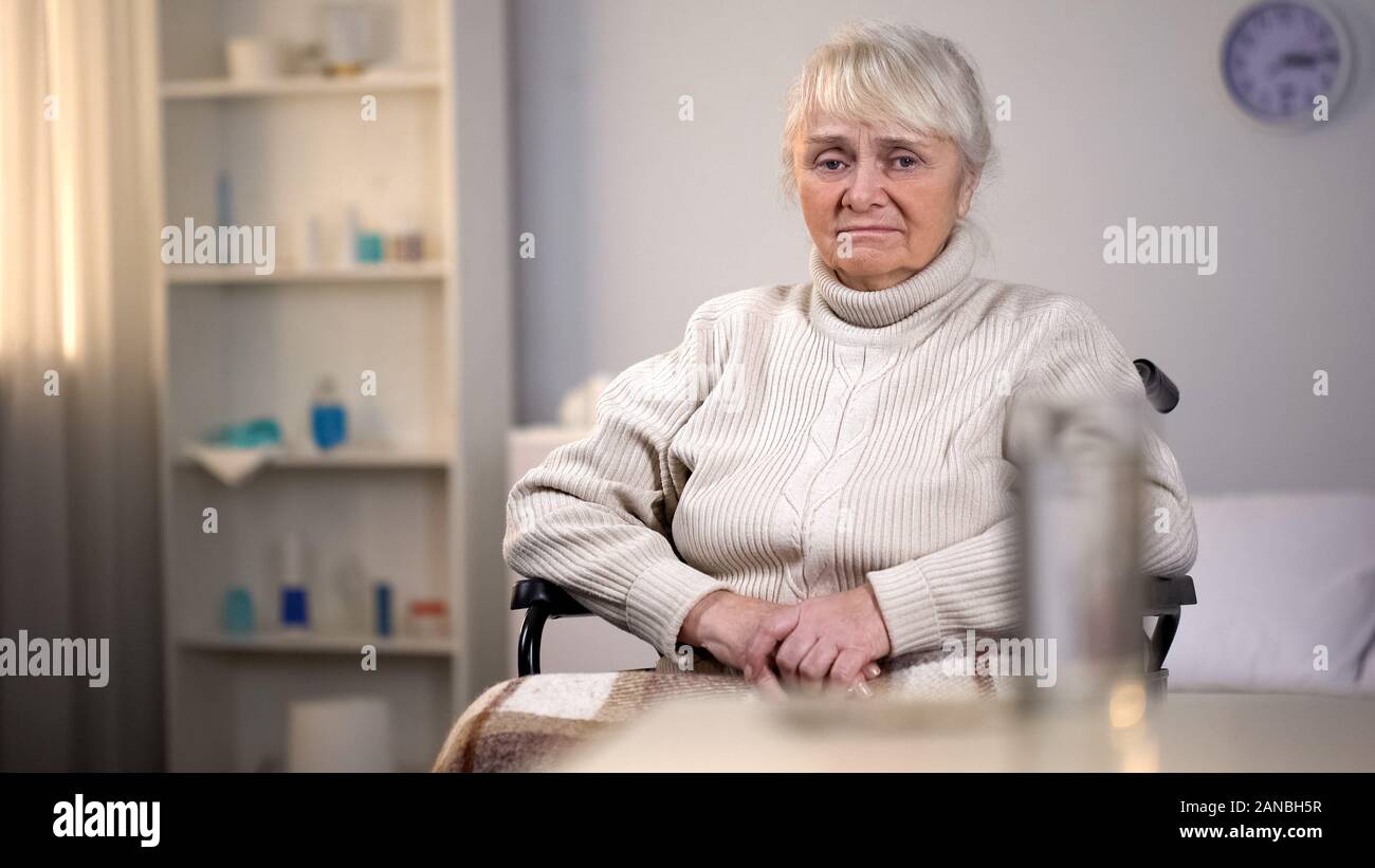 Deprimiert alte Frau sitzt im Rollstuhl, schlechte Diagnose Depression, Wiederherstellung Stockfoto