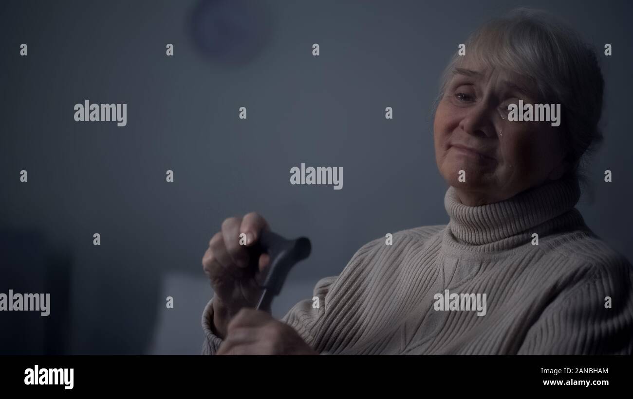 Ältere Dame weinend alleine im Zimmer, Alter, Einsamkeit, problem Depression Stockfoto