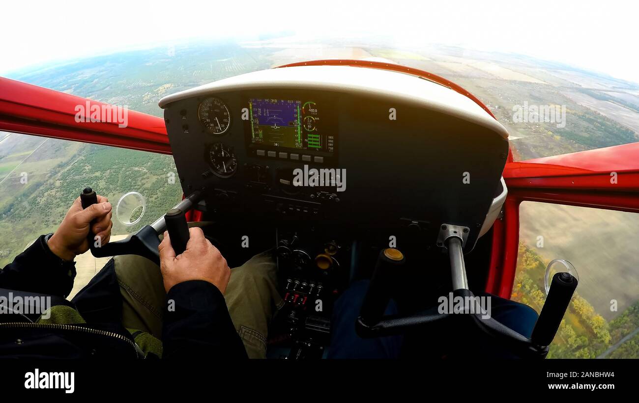 Extreme Lektion auf Sportflugzeug, POV der Mann an der Systemsteuerung, Adrenalin Stockfoto