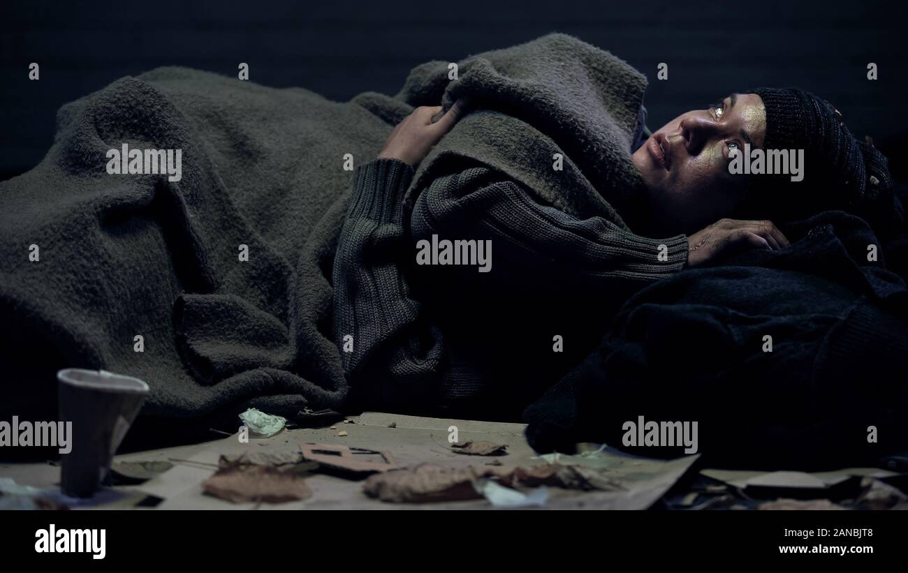 Dirty Emigrant liegen auf der Straße, Träumen, Haus und Familie, die Hoffnung zu verlieren Stockfoto